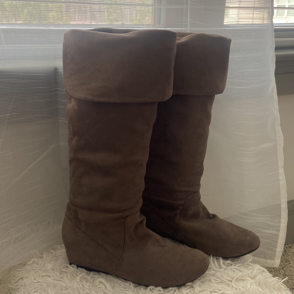 Suede light brown height boots